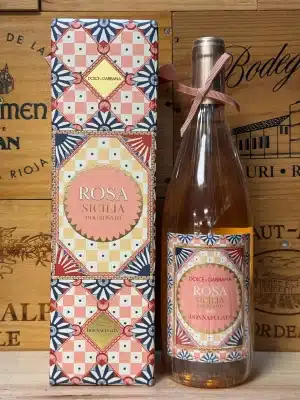 Donnafugata Rosa Dolce & Gabbana rosé – elegante Siciliaanse wijn in luxe fles met kleurrijk, traditioneel geïnspireerd etiket en goudkleurige accenten.