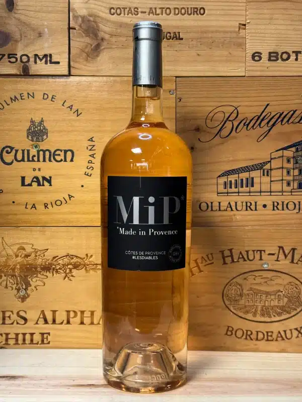 Classic Rosé 1,5L magnumfles – een elegante, extra grote fles met verfijnd design en zachte zalmroze wijn. Perfect voor diners, feestelijke momenten en het delen van pure Provence-frisheid in stijl.