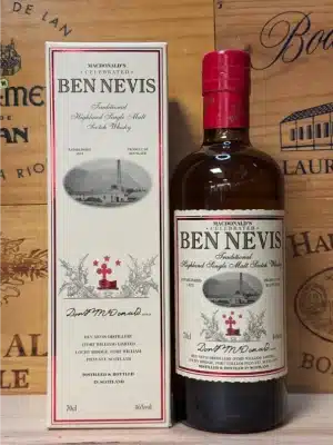Fles Ben Nevis MacDonald’s Celebrated Traditional Scotch Whisky, met vintage-stijl label in rood, zwart en goud, voorzien van klassieke typografie en het silhouet van Ben Nevis op de achtergrond, in een robuuste, donkergekleurde fles met traditionele capsule.