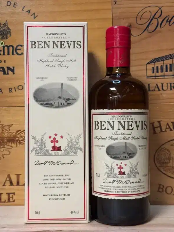 Fles Ben Nevis MacDonald’s Celebrated Traditional Scotch Whisky, met vintage-stijl label in rood, zwart en goud, voorzien van klassieke typografie en het silhouet van Ben Nevis op de achtergrond, in een robuuste, donkergekleurde fles met traditionele capsule.