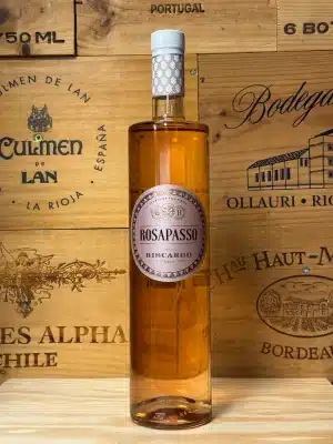 osapasso Rosé – elegante Italiaanse rosé van Pinot Nero in een stijlvolle fles met lichtroze wijn. Fris en verfijnd, met aroma’s van aardbei, rozen en citrus. Perfect voor zonnige momenten, borrels en lichte mediterrane gerechten.