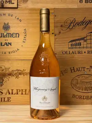 Whispering Angel Rosé – elegante fles met een zachte, bleekroze wijn uit de Provence. Verfijnd en fris, met tonen van aardbei, perzik en citrus. Een stijlvolle en toegankelijke rosé voor elk zonnig moment.