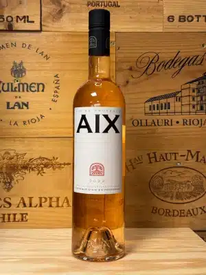 AIX Rosé – een elegante, bleekroze wijn uit het hart van de Provence, gepresenteerd in een strak ontworpen fles. Gemaakt van Grenache, Syrah en Cinsault, met expressieve aroma’s van rood fruit, citrus en bloemen. Verfrissend, verfijnd en perfect voor elke zonnige gelegenheid.