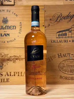 Uvam Pinot Grigio Blush – frisse Italiaanse rosé in een slanke fles met een zachte zalmroze tint. Licht en fruitig, met tonen van perzik, rood fruit en citrus. Een toegankelijke, zomerse wijn voor borrels en lichte gerechten.