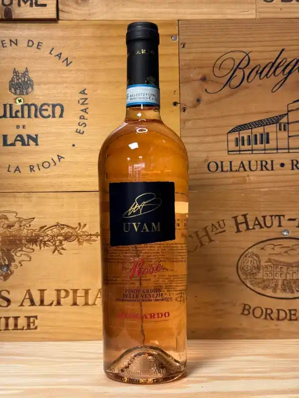 Uvam Pinot Grigio Blush – frisse Italiaanse rosé in een slanke fles met een zachte zalmroze tint. Licht en fruitig, met tonen van perzik, rood fruit en citrus. Een toegankelijke, zomerse wijn voor borrels en lichte gerechten.