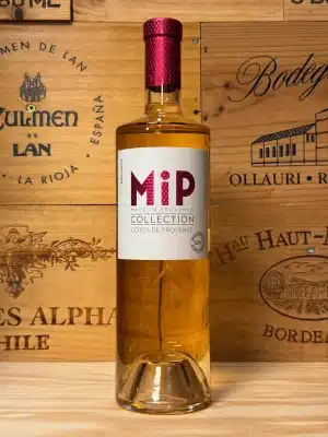 Elegante fles MIP Collection Rosé met een verfijnd, matroze design en helder, zalmroze wijn. Een moderne Provence-rosé met frisse aroma’s van citrus, rood fruit en bloemen, perfect voor zonnige momenten.