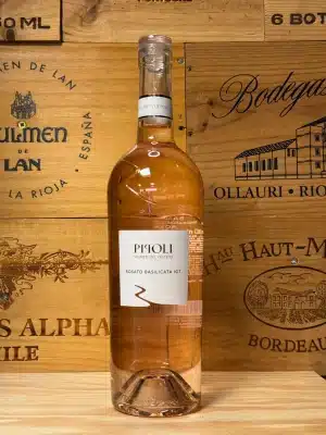 Pipoli Basilicata Rosato – verfijnde Italiaanse rosé van de Aglianico-druif, met een heldere koraalroze kleur. Fris en vol van smaak met tonen van rood fruit, kers en kruiden. Een karaktervolle rosé uit het hart van Zuid-Italië.
