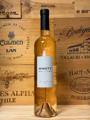 Minuty Rosé Prestige – verfijnde Provence-rosé in een elegante fles met een subtiel roze tint. Fris en expressief met tonen van witte bloemen, citrus en rood fruit. Een stijlvolle rosé met diepgang, perfect voor gastronomische momenten.