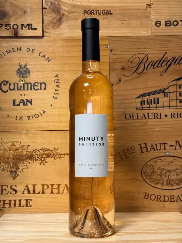 Minuty Rosé Prestige – verfijnde Provence-rosé in een elegante fles met een subtiel roze tint. Fris en expressief met tonen van witte bloemen, citrus en rood fruit. Een stijlvolle rosé met diepgang, perfect voor gastronomische momenten.