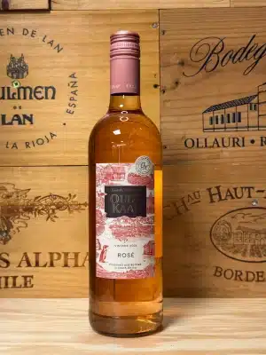 Oude Kaap Rosé – fruitige Zuid-Afrikaanse rosé in een elegante fles met levendige roze kleur. Verfrissend en soepel, met tonen van aardbei, rode bes en een vleugje perzik. Ideaal voor zonnige momenten, borrels en lichte gerechten.