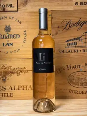 Stijlvolle fles MiP Classic Rosé met heldere zalmroze kleur en strak wit label. Een moderne Provence-rosé vol frisse tonen van rood fruit en citrus, perfect voor zonnige momenten en verfijnde zomerse gerechten.
