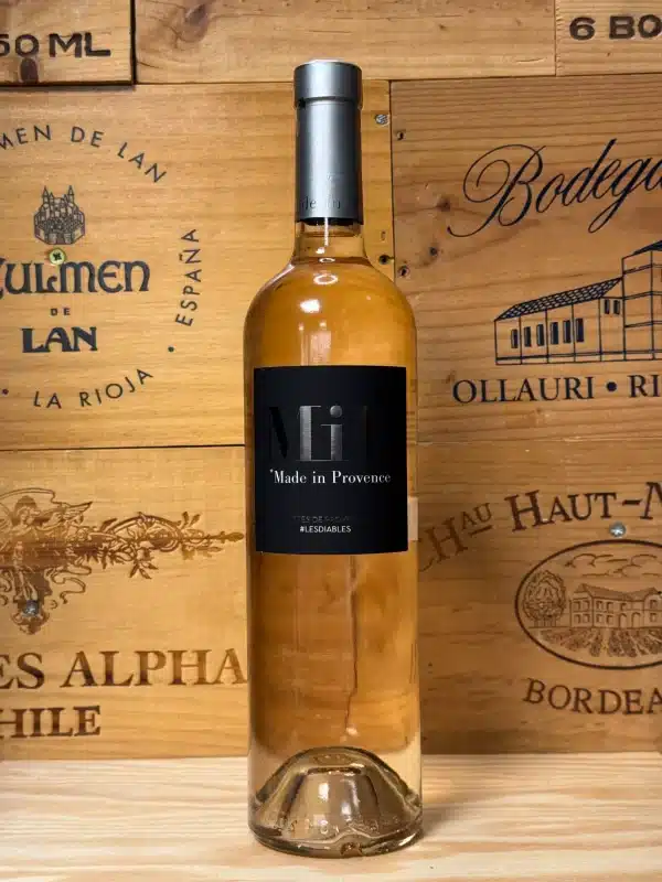 Stijlvolle fles MiP Classic Rosé met heldere zalmroze kleur en strak wit label. Een moderne Provence-rosé vol frisse tonen van rood fruit en citrus, perfect voor zonnige momenten en verfijnde zomerse gerechten.