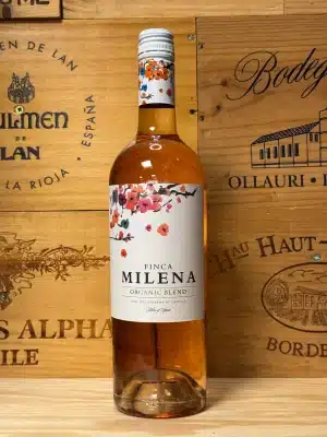 Finca Milena Rosé – levendige Spaanse rosé in een elegante fles met heldere roze kleur. Fris en fruitig met tonen van aardbei, framboos en perzik. Toegankelijke en zomerse wijn, perfect voor borrels, lichte gerechten en zonnige momenten.