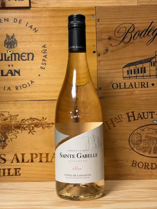 Saint Gabelle Rosé – elegante Zuid-Franse rosé met een heldere, lichtroze kleur in een verfijnde fles. Fris en fruitig, met tonen van aardbei, framboos en citrus. Perfect voor zomerse borrels, lichte gerechten en ontspannen momenten.