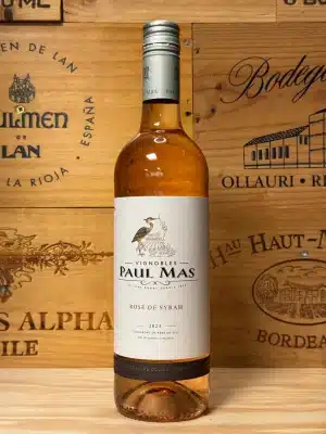 Paul Mas Rosé de Syrah – karaktervolle rosé uit de Languedoc in een stijlvolle fles met heldere roze kleur. Gemaakt van 100% Syrah, met tonen van kers, framboos en kruiden. Elegant, fruitig en perfect voor zonnige diners en borrels.