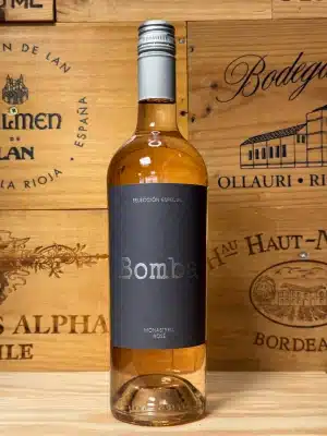 Bomba Monastrell Rosado – levendige Spaanse rosé met een diepe roze kleur in een opvallende, moderne fles. Gemaakt van 100% Monastrell, met krachtige tonen van rood fruit, bloemen en een vleugje kruiden. Expressief, fruitig en vol temperament.