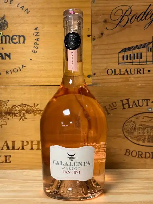 Calalenta Merlot Rosé – verfijnde Italiaanse rosé van 100% Merlot, in een elegante fles met een lichtroze kleur. Zacht, fruitig en fris met tonen van aardbei, framboos en witte perzik. Perfect voor stijlvolle zomerse momenten en lichte gerechten.