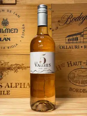 Les 5 Vallées Rosé – elegante Zuid-Franse rosé met een heldere lichtroze kleur in een moderne fles. Fris en fruitig, met tonen van aardbei, perzik en citrus. Toegankelijke, zonnige wijn voor borrels, picknicks en lichte gerechten.