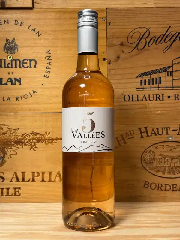Les 5 Vallées Rosé – elegante Zuid-Franse rosé met een heldere lichtroze kleur in een moderne fles. Fris en fruitig, met tonen van aardbei, perzik en citrus. Toegankelijke, zonnige wijn voor borrels, picknicks en lichte gerechten.