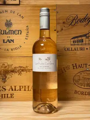 Le Puits Cendré Rosé – verfijnde Franse rosé in een elegante fles met een zachte, lichtroze kleur. Fris en fruitig met tonen van aardbei, framboos en citrus. Een toegankelijke, zomerse wijn voor borrels, picknicks en lichte maaltijden.