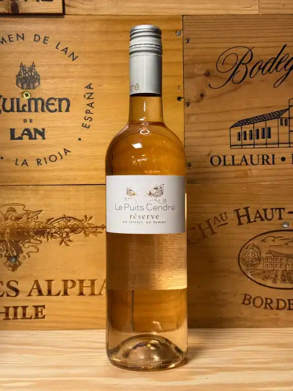Le Puits Cendré Rosé – verfijnde Franse rosé in een elegante fles met een zachte, lichtroze kleur. Fris en fruitig met tonen van aardbei, framboos en citrus. Een toegankelijke, zomerse wijn voor borrels, picknicks en lichte maaltijden.