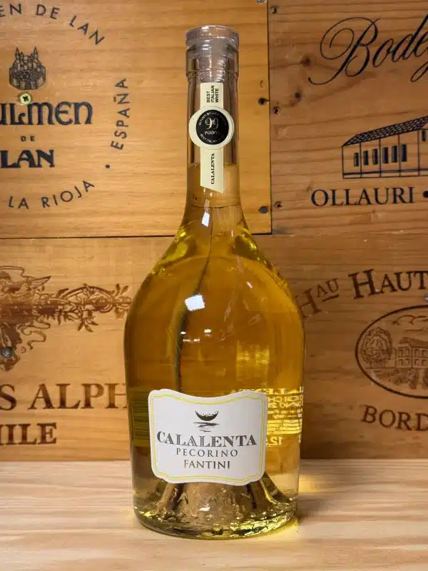 Calalenta Pecorino Terre di Chieti – elegante Italiaanse witte wijn in een verfijnde fles. Gemaakt van de Pecorino-druif, met frisse aroma’s van citrus, wit fruit en bloemen. Levendig, mineraal en perfect bij lichte gerechten of als aperitief.