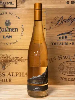 Schmitges Rosé Spätburgunder – elegante Duitse rosé van Pinot Noir uit de Moezel. Licht zalmroze van kleur, met verfijnde aroma’s van aardbei, rode bes en een hint van kruiden. Verfrissend, stijlvol en perfect voor lichte gerechten of als aperitief.