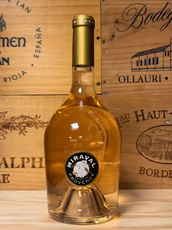 Fles Miraval Rosé wijn uit de Provence met elegante lichtroze kleur en stijlvol etiket.