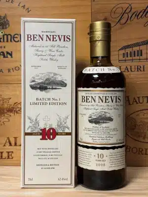 Fles Ben Nevis 2008 10 jaar Batch 1 single malt whisky, met modern label in wit en grijs tinten voorzien van batchgegevens en distilleerjaar, gebotteld op natuurlijke kleur en zonder chill-filtratie.