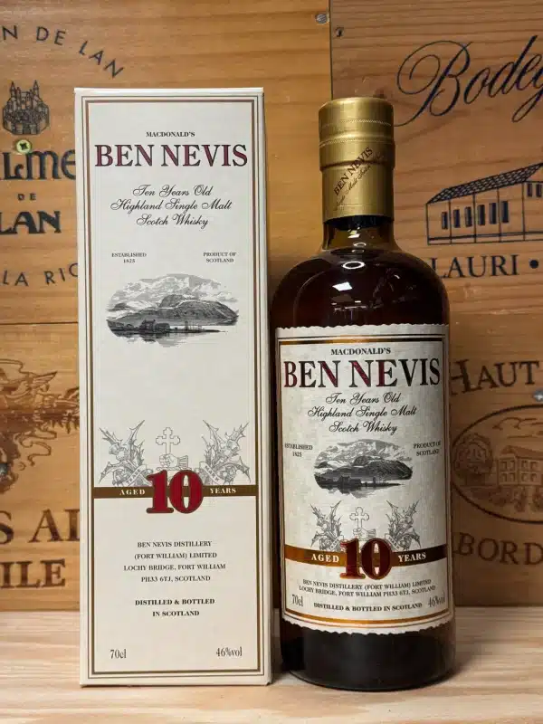 Fles Ben Nevis 10 jaar oude botteling, met klassiek crèmekleurig label met rode en zwarte typografie, voorzien van het iconische berglandschap en distilleerderijlogo, in een traditionele fles met gouden capsule en vintage uitstraling