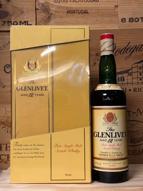 Vintage fles Glenlivet 12 Year Old Pure Single Malt Scotch Whisky uit de jaren '80, met klassiek crèmekleurig label en sierlijk logo, verpakt in een donkergroene of bruine fles met traditionele capsule en ingetogen, elegante uitstraling.