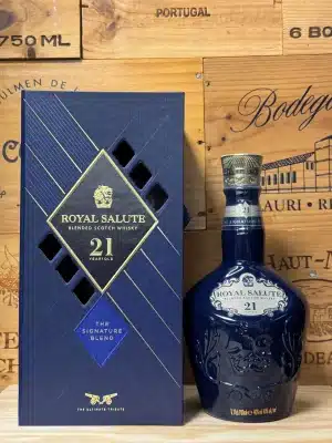 Keramische fles Chivas Regal Royal Salute 21 jaar, verkrijgbaar in blauw, rood of groen, met luxe reliëfdetails en gouden kroonembleem, gepresenteerd in een fluwelen geschenkdoos ter ere van koninklijke elegantie en vakmanschap.