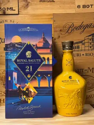 Limited edition Royal Salute 21 Year Old Jodhpur Polo Edition, in een koningsblauwe keramische fles met gouden details en Indiase motieven, geïnspireerd op de rijke polo-erfgoed van Jodhpur, gepresenteerd in een luxe geschenkdoos met culturele accenten.