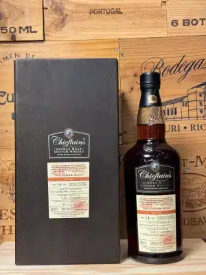 Fles Chieftain’s The Cigar Malt 14 jaar, single cask 6175, met donker etiket en goudkleurige accenten, speciaal geselecteerd voor sigarenliefhebbers, gepresenteerd in een robuuste fles.