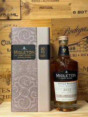 Fles Midleton Very Rare 2023 Vintage Release, elegant gepresenteerd in een houten geschenkdoos met fijn gravurewerk, voorzien van een verfijnd label in zachte crèmetinten met gouden accenten, symbool voor de jaarlijkse luxe Ierse whiskeyrelease.