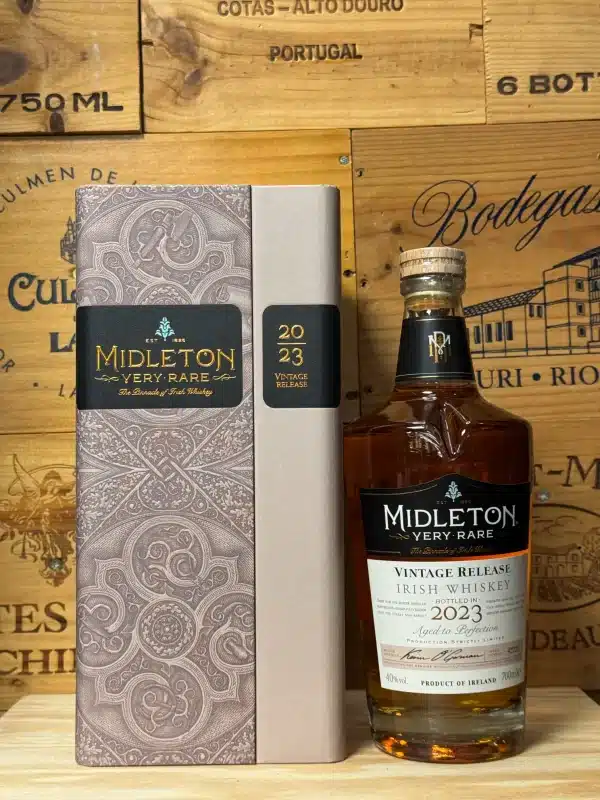 Fles Midleton Very Rare 2023 Vintage Release, elegant gepresenteerd in een houten geschenkdoos met fijn gravurewerk, voorzien van een verfijnd label in zachte crèmetinten met gouden accenten, symbool voor de jaarlijkse luxe Ierse whiskeyrelease.