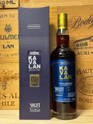 Fles Kavalan Solist Vinho Barrique single cask whisky, met elegant blauw etiket en gouden accenten, gebotteld op vatsterkte, gepresenteerd in een luxe houten kist met fluweelrode binnenkant – winnaar van 's werelds beste single malt in 2015.