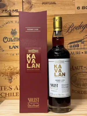 Fles Kavalan Solist Sherry Cask single cask whisky, met diep robijnrood etiket en gouden details, gebotteld op vatsterkte, gepresenteerd in een luxe houten kist met rode fluwelen voering, bekend om zijn rijke, sherry-gedreven karakter.