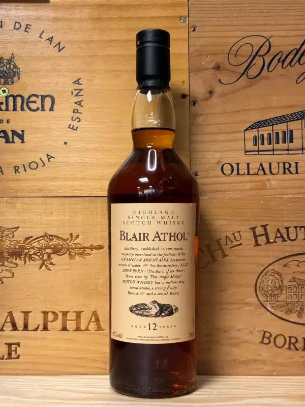 Fles Blair Athol 12 jaar single malt whisky uit de Flora & Fauna-serie, met een klassiek etiket waarop een das staat afgebeeld, symbool voor de distilleerderij, tegen een witte achtergrond met warme bruine en gouden tinten.
