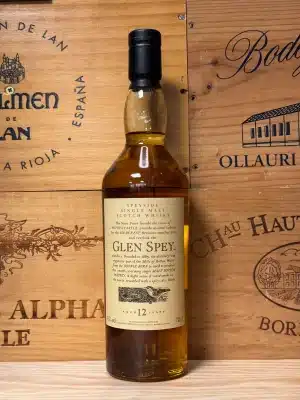 Fles Glen Spey 12 jaar single malt whisky uit de Flora & Fauna-serie, met een elegant etiket waarop een afbeelding van een vogel (sperwer) staat, geplaatst op een witte achtergrond met gouden en groene accenten.