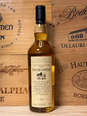 Fles Inchgower 14 jaar uit de Flora & Fauna-serie, met klassiek label en goudkleurige single malt. Een karaktervolle Speyside-whisky met tonen van gedroogd fruit, noten en een zilte toets, gerijpt in traditionele eikenhouten vaten.