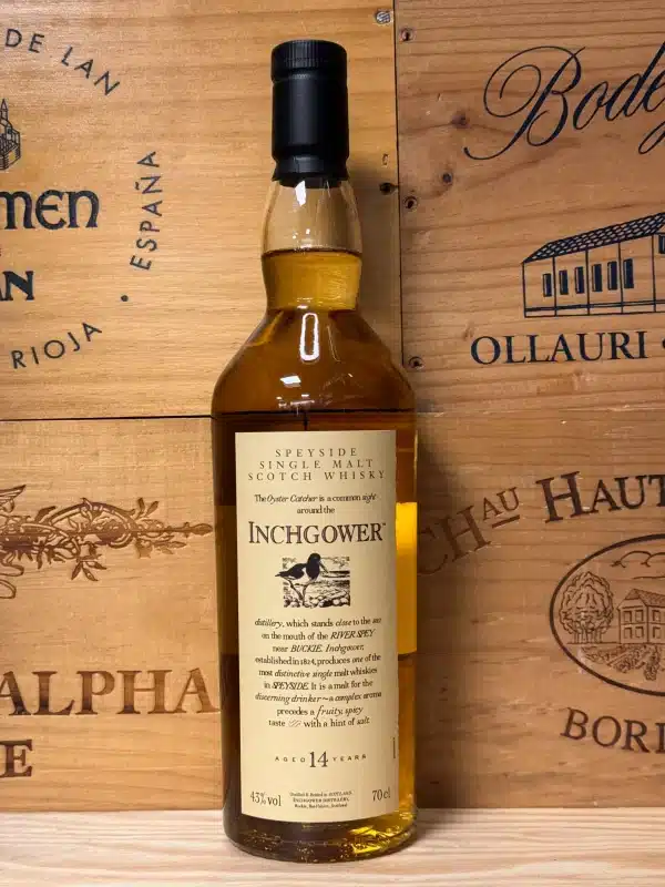 Fles Inchgower 14 jaar uit de Flora & Fauna-serie, met klassiek label en goudkleurige single malt. Een karaktervolle Speyside-whisky met tonen van gedroogd fruit, noten en een zilte toets, gerijpt in traditionele eikenhouten vaten.