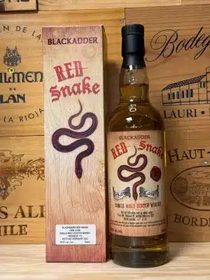 Fles Blackadder Red Snake Raw Cask Redneck112 whisky met robuust rood-wit etiket, zichtbaar sediment in de fles, naast de originele verpakking