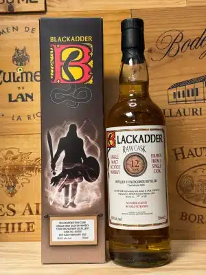 Fles Blackadder Raw Cask Inchgower 12 jaar 2022, single cask nummer 803625, met klassiek rood-wit-zwart etiket, zichtbaar bezinksel in de fles als kenmerk van de ongefilterde ‘Raw Cask’-stijl, gebotteld op vatsterkte in beperkte oplage.