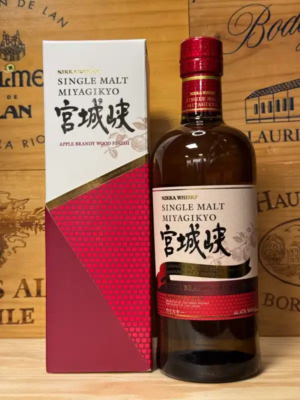 Fles Nikka Yoichi Apple Brandy Wood Finish 2020 whisky met elegant goudkleurig etiket, naast de bijpassende doos