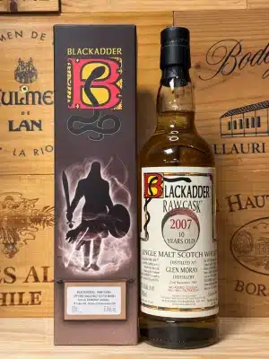 Fles Blackadder Raw Cask Glen Moray 10 jaar 2018, single cask nummer 5688, met klassiek rood-zwart-wit etiket, zichtbaar bezinksel in de fles typisch voor de ongefilterde ‘Raw Cask’-stijl, gebotteld op vatsterkte en in beperkte oplage.