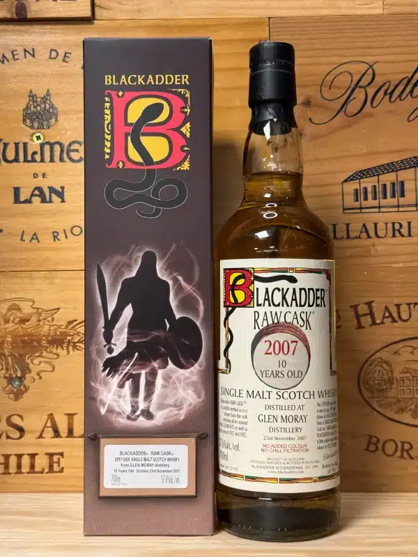 Fles Blackadder Raw Cask Glen Moray 10 jaar 2018, single cask nummer 5688, met klassiek rood-zwart-wit etiket, zichtbaar bezinksel in de fles typisch voor de ongefilterde ‘Raw Cask’-stijl, gebotteld op vatsterkte en in beperkte oplage.