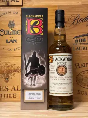 Fles Blackadder Raw Cask Auchroisk 11 jaar 2021, single cask botteling nummer 804341, met traditioneel etiket in rood, zwart en goud, zichtbaar bezinksel in de fles kenmerkend voor 'Raw Cask'-stijl, gebotteld op vatsterkte en ongefilterd.