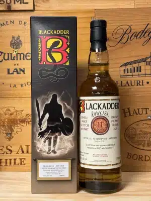 Fles Blackadder Raw Cask Benrinnes Cask 306673 single malt whisky met klassiek label en zichtbare vatdeeltjes, naast de originele verpakking gepresenteerd.