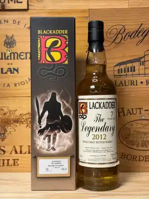 Fles Blackadder The Legendary Single Malt 2012 7 jaar oud, met klassiek label en robuuste uitstraling, naast de originele doos gepresenteerd.